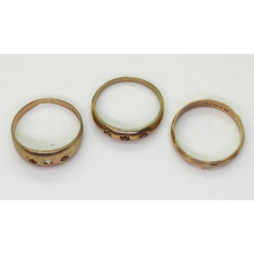 760 - Three 9ct gold rings, three star set garnets size P, similar with a stone missing size Q, and a wedd... 