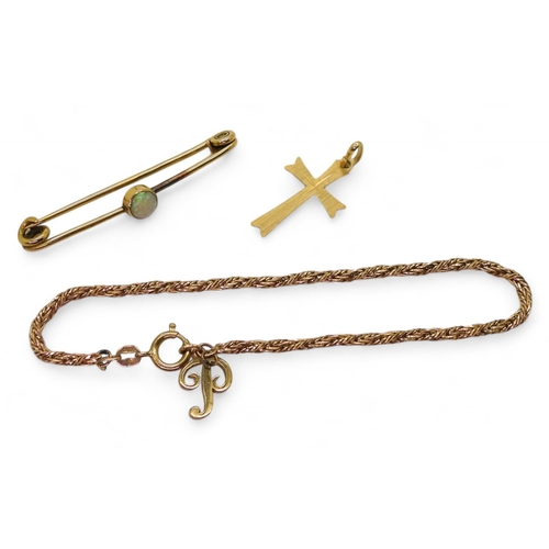 771 - A 9ct gold bracelet with attached 'P' pendant, a 9ct cross and a 9ct mounted opal bar brooch, weight... 