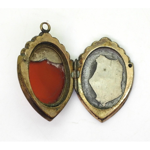 787 - A yellow metal mounted carnelian set Back & Front locket, weight 7.1gms 