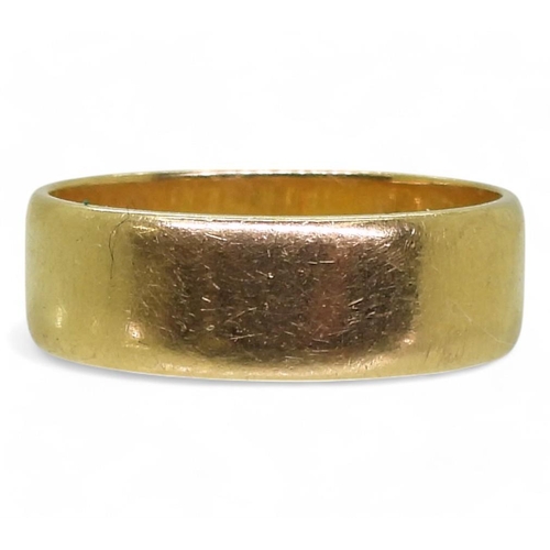 813 - An 18ct gold wedding ring, size N1/2, weight 4.6gms