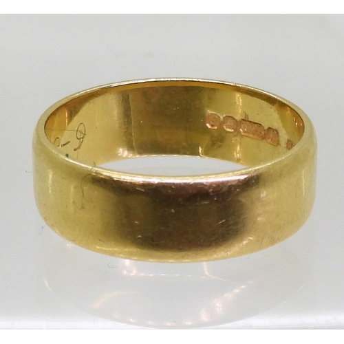 813 - An 18ct gold wedding ring, size N1/2, weight 4.6gms