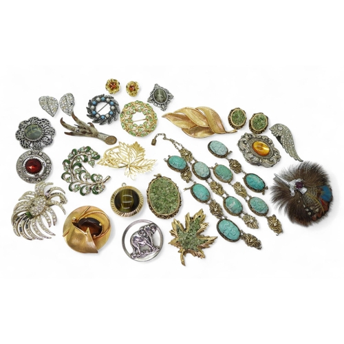 864 - Collection of vintage jewellery, including a silver mounted grouse foot brooch, a feather highland d... 