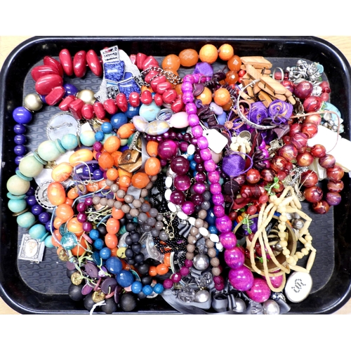 897 - A large collection of statement necklaces and beads, to include wood, glass, plastic, glass, vintage... 