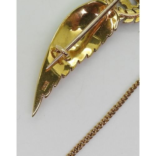 2610 - A ROYAL FLYING CORPS SWEETHEART BROOCHin 15ct gold with rose cut diamond and engraved feather wings,... 