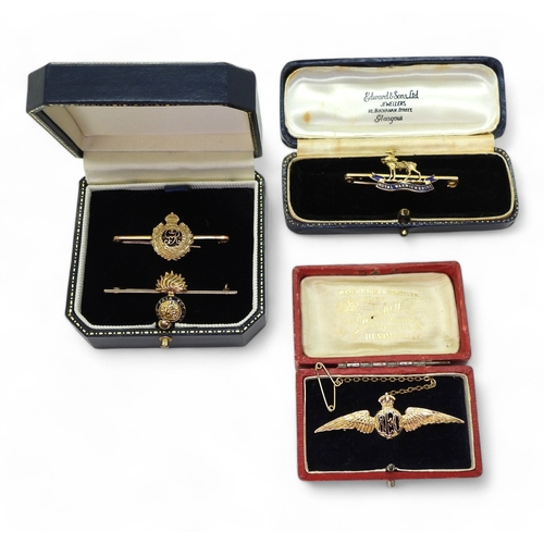 2606 - A 15CT GOLD ROYAL WARWICKSHIRE REGIMENT SWEETHEART BROOCHweight 4.9gms, together with three examples... 