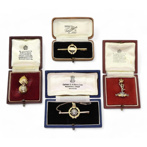 2607 - A 9CT GOLD ROYAL MARINES SWEETHEART BROOCHstamped 9ct, with the makers mark C P & Co, a 9ct gold... 