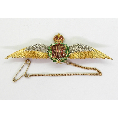 2610 - A ROYAL FLYING CORPS SWEETHEART BROOCHin 15ct gold with rose cut diamond and engraved feather wings,... 