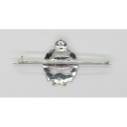 2620 - A ROYAL TANK REGIMENT SWEETHEART BROOCHmade in 18ct and 14ct white gold and set with a baguette and ... 