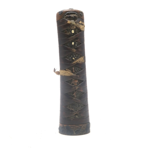 2625 - A JAPANESE WAKIZASHIThe nagasa measuring approx. 39.5cm, the tang unsigned, the tsuka clad in black ... 