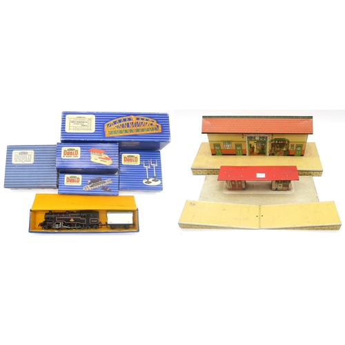 538 - An assortment of boxed and loose Hornby Dublo 00-gauge model railway components, to include a D1 Gir... 