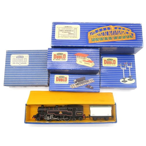 538 - An assortment of boxed and loose Hornby Dublo 00-gauge model railway components, to include a D1 Gir... 