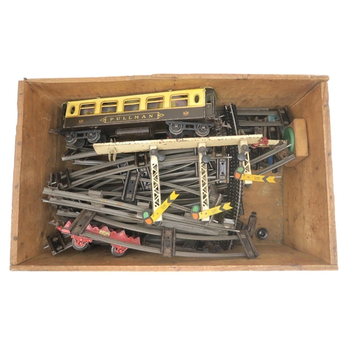 539 - An assortment of 0-gauge model railway components, comprising track lengths, a Pullman passenger car... 