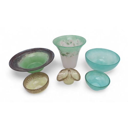 2267 - A COLLECTION OF VASART GLASSincluding two graduating green bowls, 12.5cm and 21cm diameters, a pink ... 