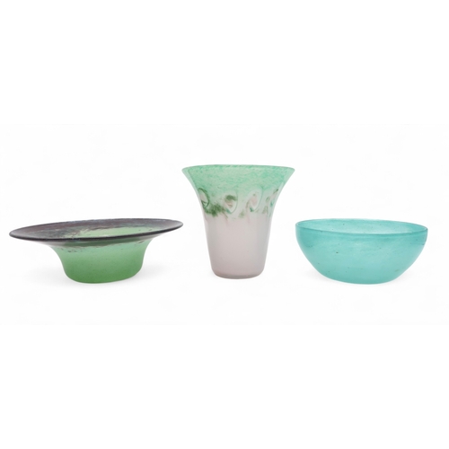 2267 - A COLLECTION OF VASART GLASSincluding two graduating green bowls, 12.5cm and 21cm diameters, a pink ... 