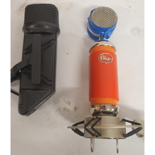 470 - A blue Spark diaphragm cardioid condenser microphone, a Rode SVM microphone, and small box of parts ... 