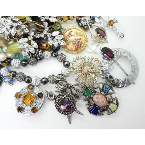 886 - Collection of costume jewellery, including ladies watches by Sekonda, Accurist, Casio, DKNY, togethe... 