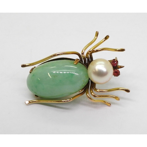 2779 - A SPIDER BROOCHthe body made up of a Chinese green hardstone of approx 16mm x 9mm, a single pearl of... 