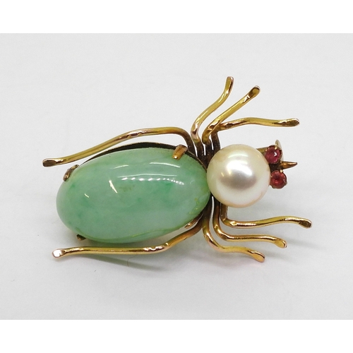 2779 - A SPIDER BROOCHthe body made up of a Chinese green hardstone of approx 16mm x 9mm, a single pearl of... 