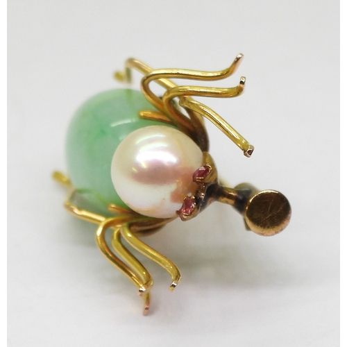 2779 - A SPIDER BROOCHthe body made up of a Chinese green hardstone of approx 16mm x 9mm, a single pearl of... 