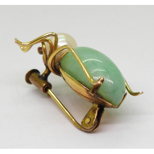 2779 - A SPIDER BROOCHthe body made up of a Chinese green hardstone of approx 16mm x 9mm, a single pearl of... 