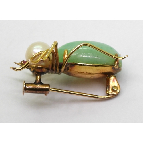 2779 - A SPIDER BROOCHthe body made up of a Chinese green hardstone of approx 16mm x 9mm, a single pearl of... 