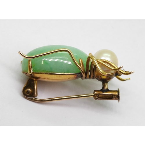 2779 - A SPIDER BROOCHthe body made up of a Chinese green hardstone of approx 16mm x 9mm, a single pearl of... 