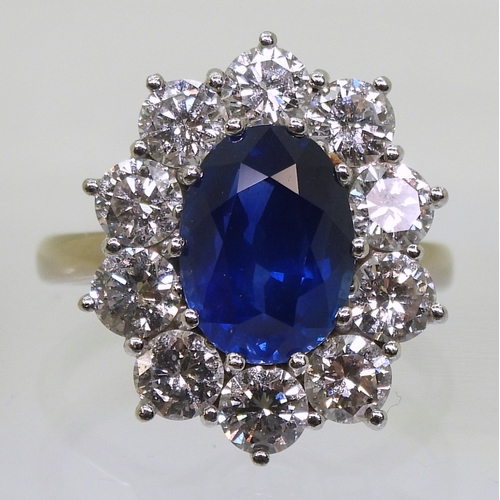 2786 - A CLASSIC SAPPHIRE & DIAMOND CLUSTER RINGthe mount in 18ct white gold and platinum, is set with ... 