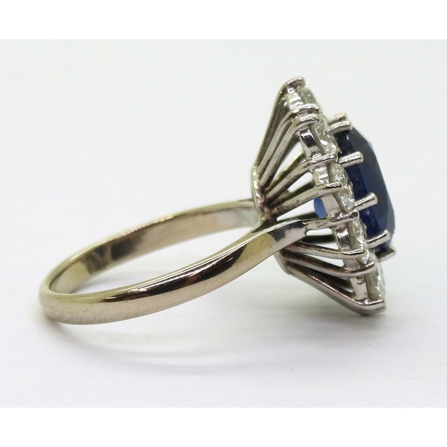 2786 - A CLASSIC SAPPHIRE & DIAMOND CLUSTER RINGthe mount in 18ct white gold and platinum, is set with ... 