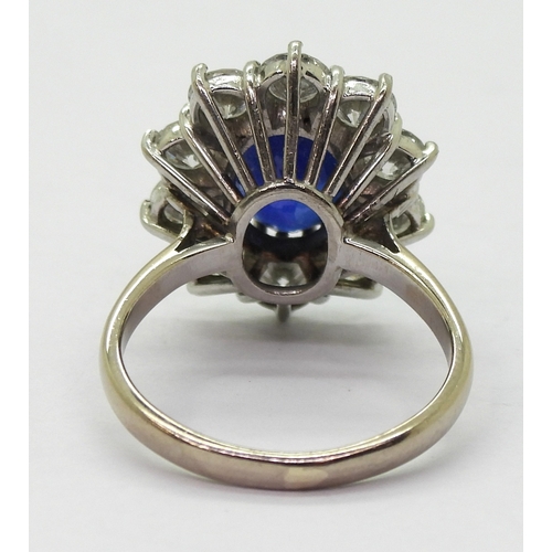 2786 - A CLASSIC SAPPHIRE & DIAMOND CLUSTER RINGthe mount in 18ct white gold and platinum, is set with ... 