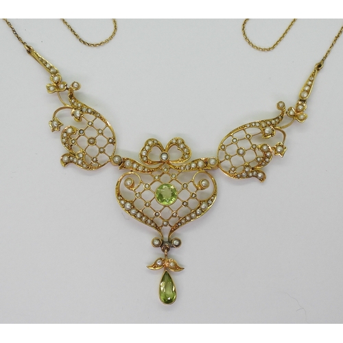 2792 - AN EDWARDIAN NECKLACEset with peridot and pearls to the 9ct floral detailed mount, length of necklac... 