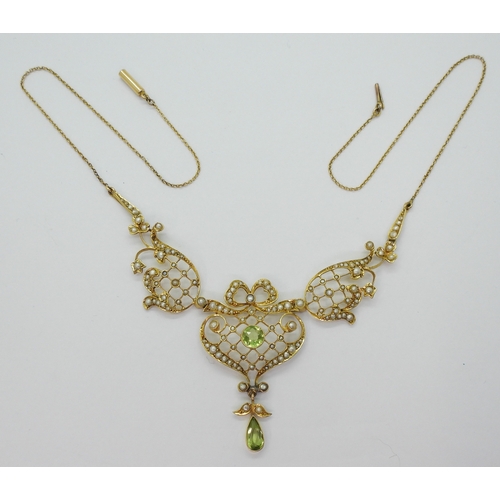 2792 - AN EDWARDIAN NECKLACEset with peridot and pearls to the 9ct floral detailed mount, length of necklac... 