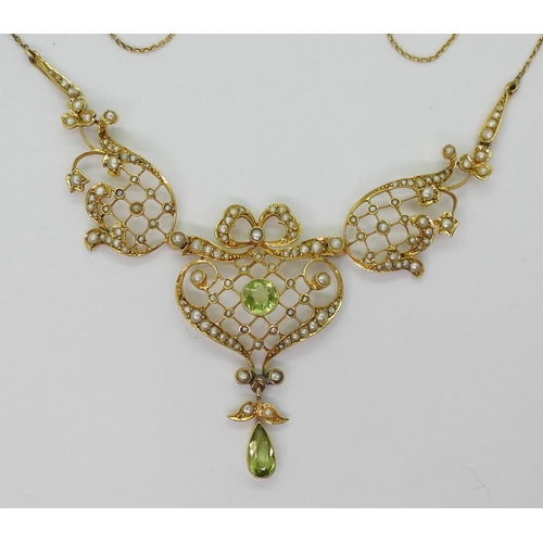 2792 - AN EDWARDIAN NECKLACEset with peridot and pearls to the 9ct floral detailed mount, length of necklac... 