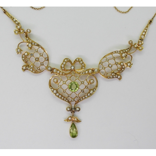 2792 - AN EDWARDIAN NECKLACEset with peridot and pearls to the 9ct floral detailed mount, length of necklac... 