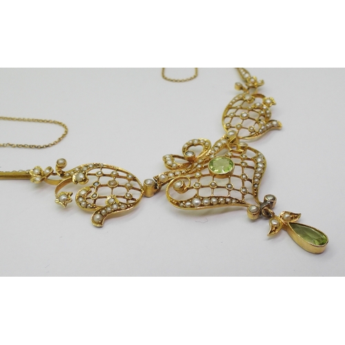 2792 - AN EDWARDIAN NECKLACEset with peridot and pearls to the 9ct floral detailed mount, length of necklac... 