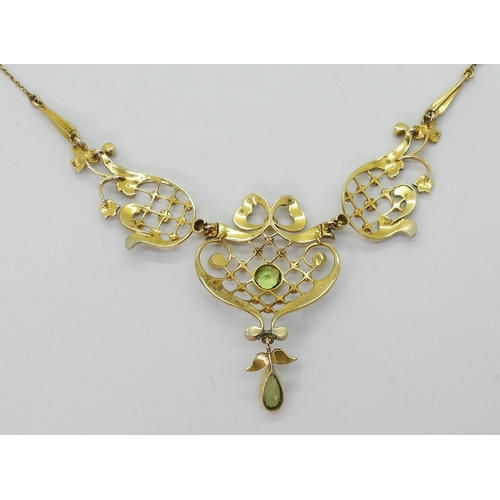 2792 - AN EDWARDIAN NECKLACEset with peridot and pearls to the 9ct floral detailed mount, length of necklac... 