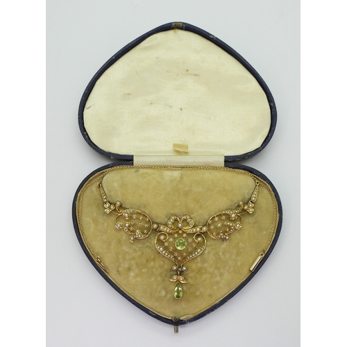 2792 - AN EDWARDIAN NECKLACEset with peridot and pearls to the 9ct floral detailed mount, length of necklac... 