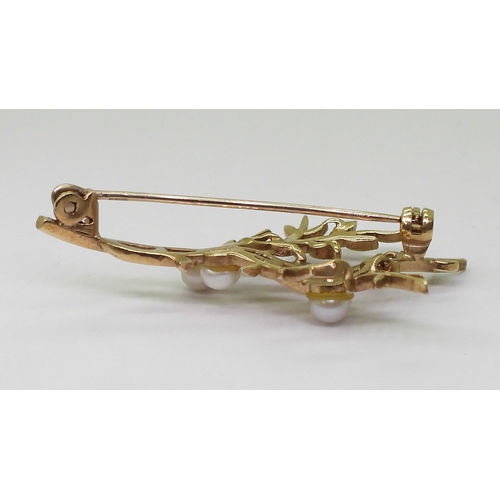 2795 - FOUR VINTAGE BROOCHESa bright yellow metal large bar brooch with a pearl studded dragonfly design, l... 