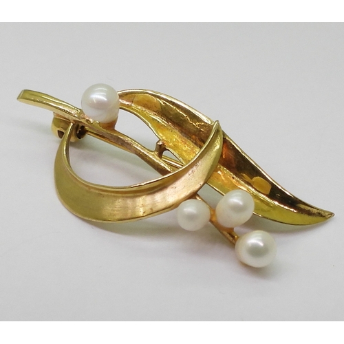 2795 - FOUR VINTAGE BROOCHESa bright yellow metal large bar brooch with a pearl studded dragonfly design, l... 