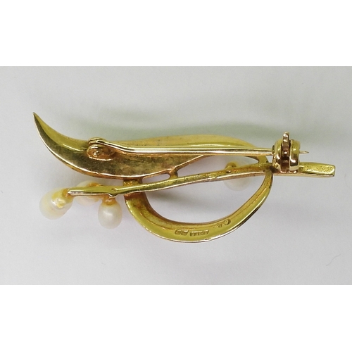 2795 - FOUR VINTAGE BROOCHESa bright yellow metal large bar brooch with a pearl studded dragonfly design, l... 