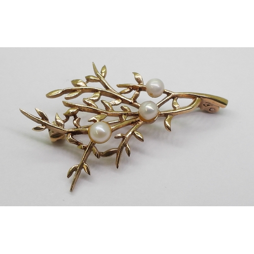 2795 - FOUR VINTAGE BROOCHESa bright yellow metal large bar brooch with a pearl studded dragonfly design, l... 