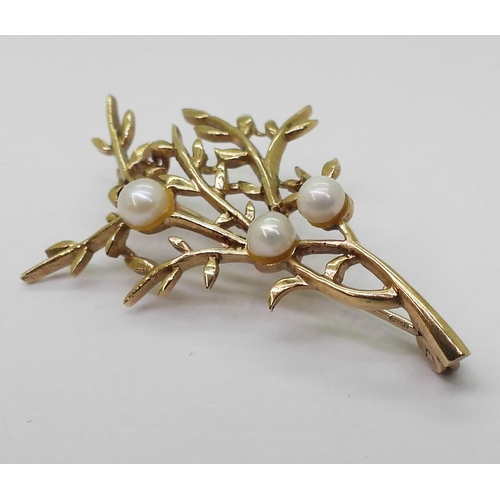 2795 - FOUR VINTAGE BROOCHESa bright yellow metal large bar brooch with a pearl studded dragonfly design, l... 