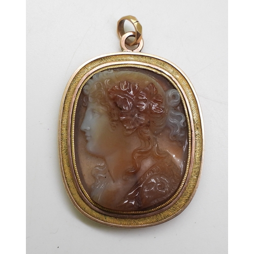 2796 - AN AGATE CAMEOpossibly depicting Medea and the golden fleece, finely carved in orange, white and gre... 