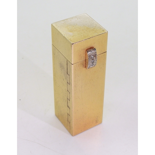 2810 - A DECORATIVE LIPSTICK COMPACTmade in 18k (stamped 750,) gold with all over engine turned linear engr... 