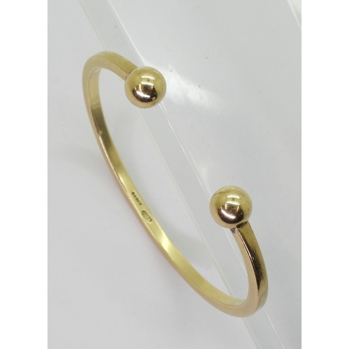 2811 - A 9CT GOLD BANGLEthe classic ball terminal bangle, is solid gold made by Thropp & Co London 1975... 