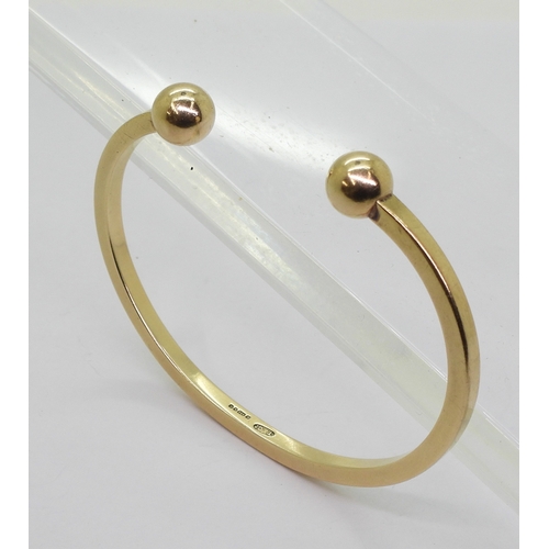 2811 - A 9CT GOLD BANGLEthe classic ball terminal bangle, is solid gold made by Thropp & Co London 1975... 