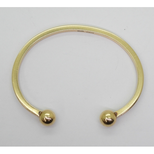 2811 - A 9CT GOLD BANGLEthe classic ball terminal bangle, is solid gold made by Thropp & Co London 1975... 