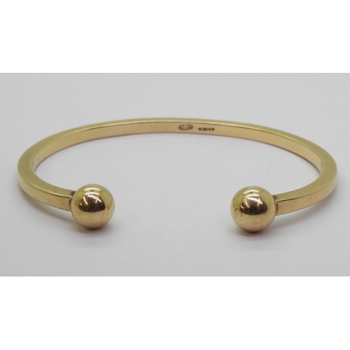 2811 - A 9CT GOLD BANGLEthe classic ball terminal bangle, is solid gold made by Thropp & Co London 1975... 