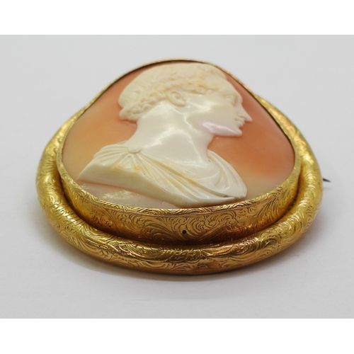 2812 - A CAMEO OF CESAR AUGUSTUSthe well carved cameo is approx 4.5cm x 3.8cm, in a yellow metal engraved b... 