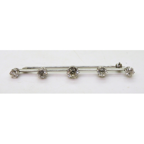 2822 - A SUBSTANTIAL DIAMOND BROOCHthe white metal bar brooch is stamped 18ct & Plat, and set with esti... 