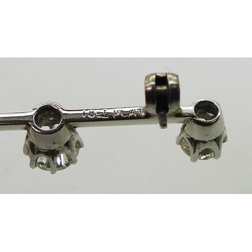 2822 - A SUBSTANTIAL DIAMOND BROOCHthe white metal bar brooch is stamped 18ct & Plat, and set with esti... 